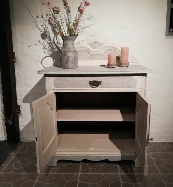Skænk m/mange detaljer